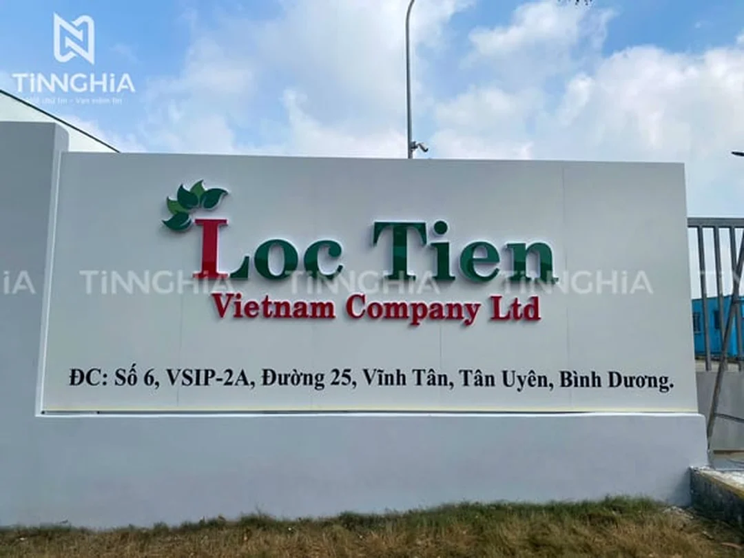 bảng hiệu công ty gắn chữ nổi quảng cáo trên nền alu
