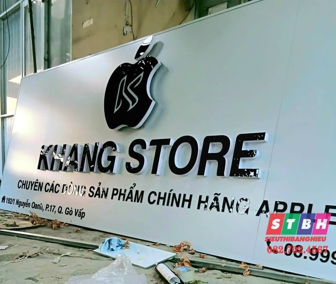 Bảng hiệu mặt tiền gắn chữ nổi mica trên nền alu bảng hiệu cửa hàng dùng để minh họa cách tính giá chữ nổi mica