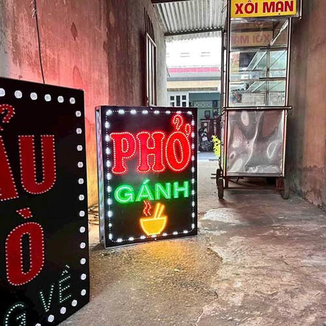 Bảng hiệu hộp đèn cafe LED nổi bật ban đêm