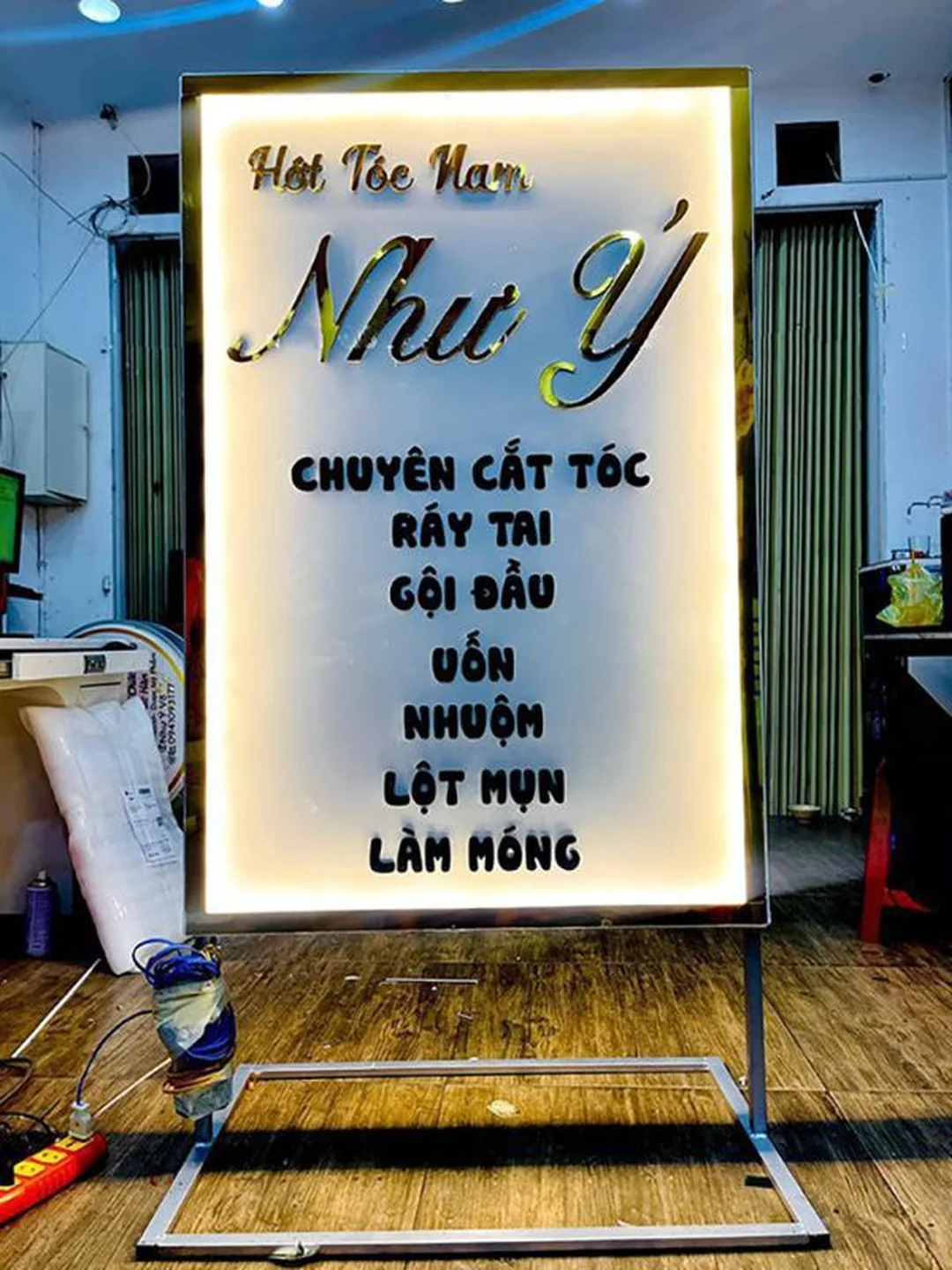 Bảng hiệu hộp đèn đứng mica hai mặt bảng hiệu hộp đèn đứng mica hai mặt cho cửa hàng