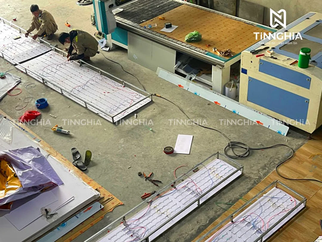 bảng hiệu hộp đèn led có mặt mica xuyên sáng