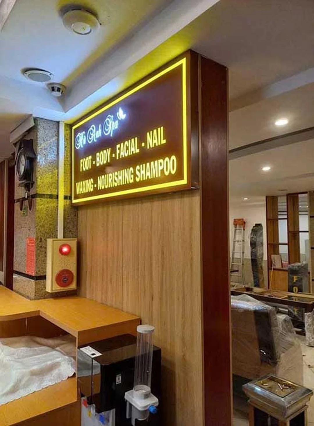 bảng hiệu hộp đèn nail mica cho tiệm nail hiện đại