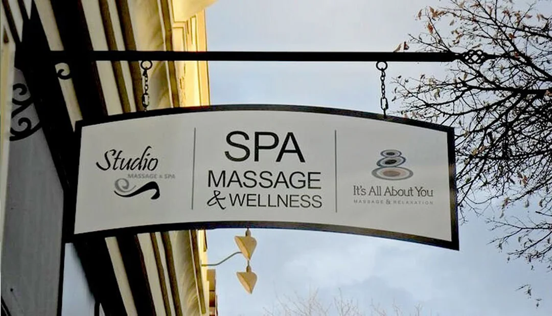 bảng hiệu hộp đèn spa đẹp nhưng cần kiểm tra kỹ thuật lắp đặt