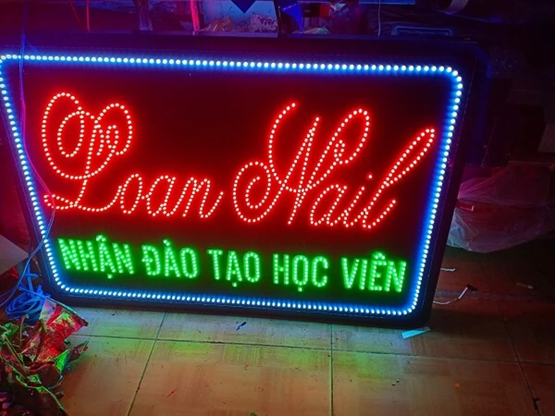 bảng hiệu hộp đèn tròn LED cho tiệm nail ngoài trời