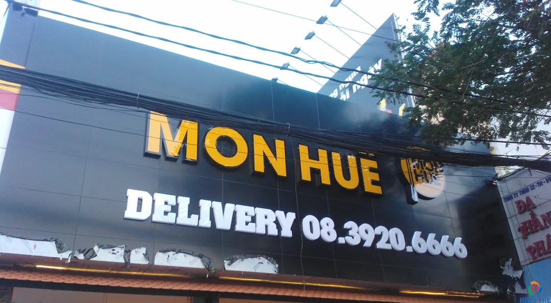 bảng hiệu mica chữ nổi hút nổi sáng bóng cho showroom