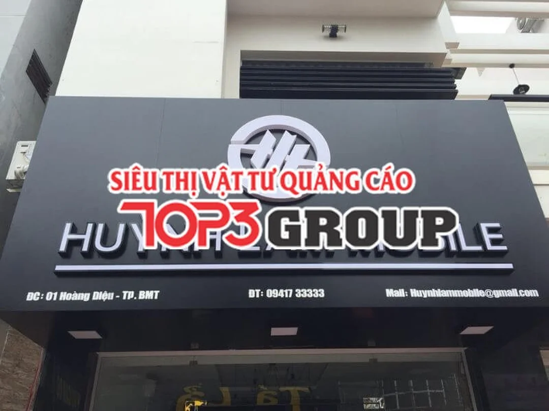 bảng hiệu mica chữ nổi nền alu kết hợp logo nổi