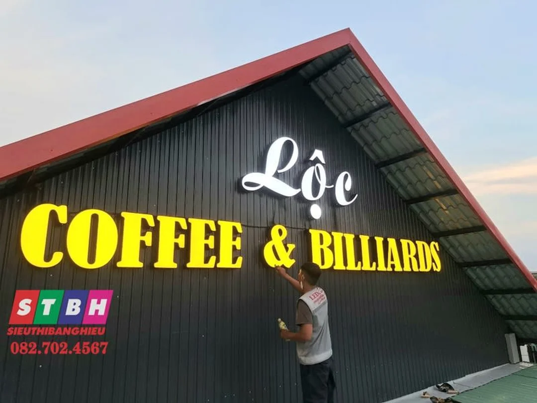 Chữ nổi mica gắn LED cho mặt tiền quán cà phê bảng hiệu quán cà phê minh họa kinh nghiệm tính giá chữ nổi mica ngoài trời