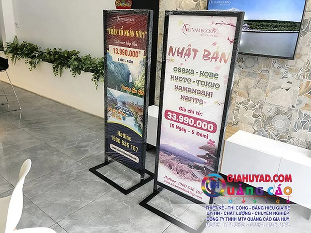 Bảng hiệu quảng cáo đứng đặt tại khu vực trung tâm thương mại bảng hiệu quảng cáo đứng đặt tại khu vực trung tâm thương mại