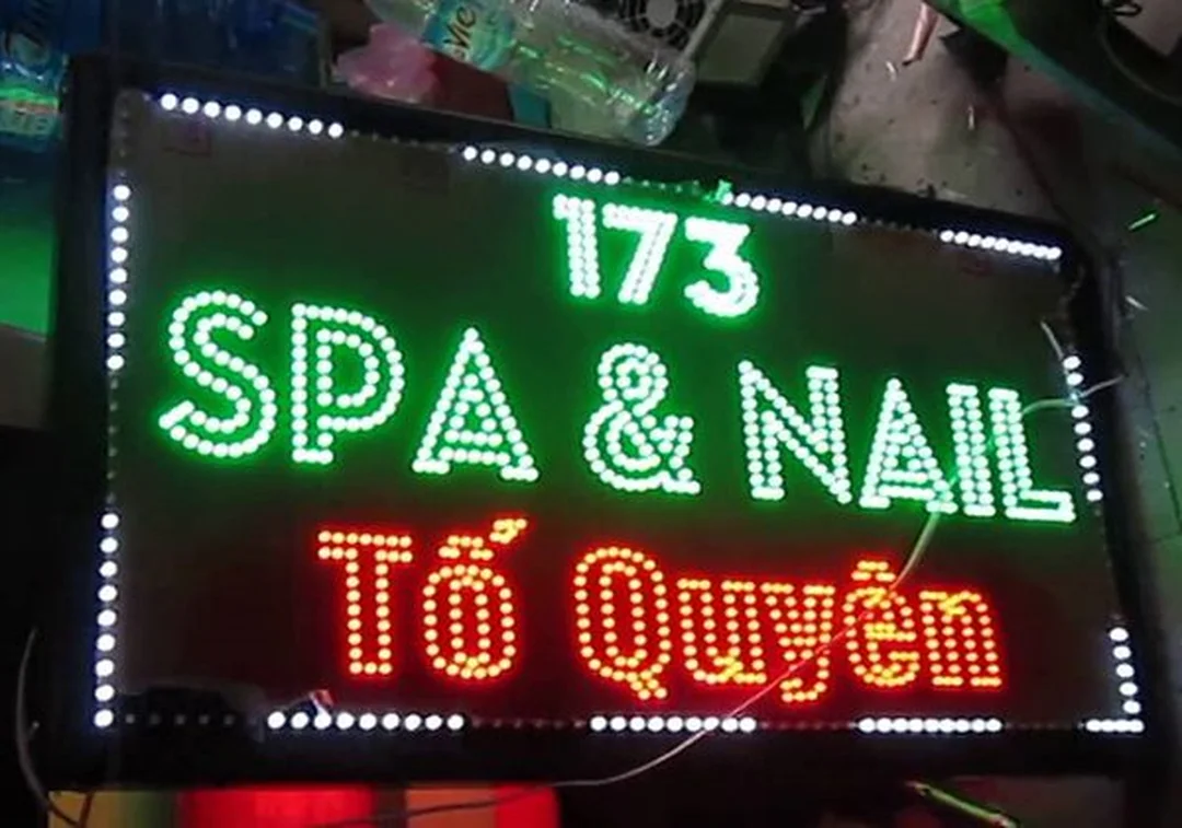bảng hiệu quảng cáo LED cho spa và nail trên mặt tiền nhỏ