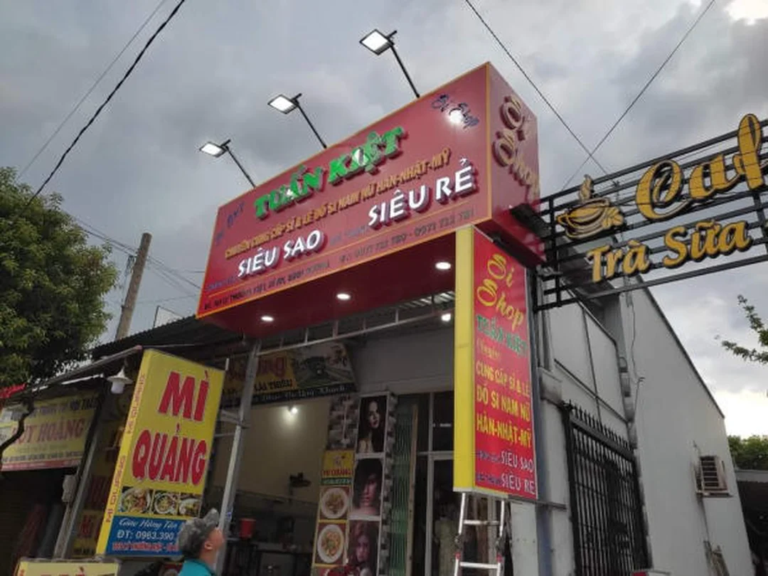 biển chữ nổi led hoàn thiện cho cửa hàng