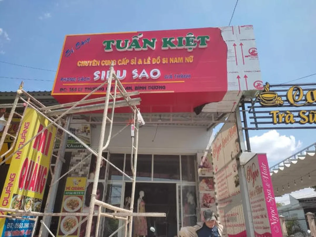biển chữ nổi led trong quá trình thi công tại cửa hàng