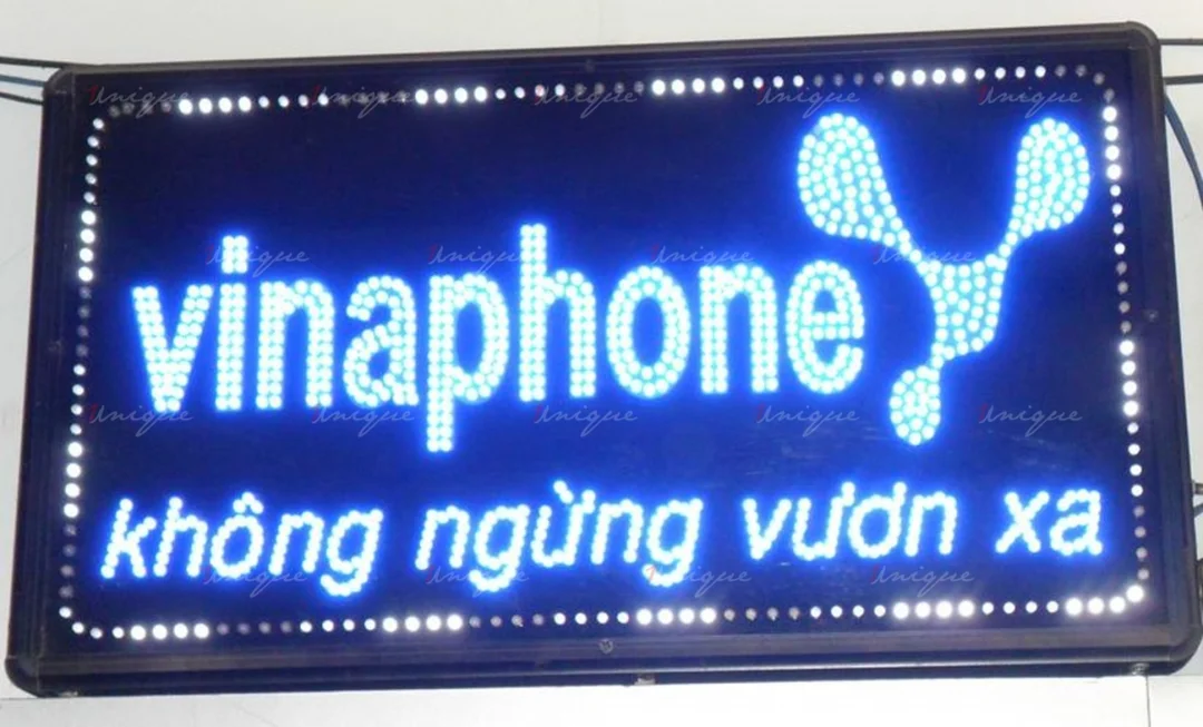 biển hộp đèn led sáng đều vào ban đêm
