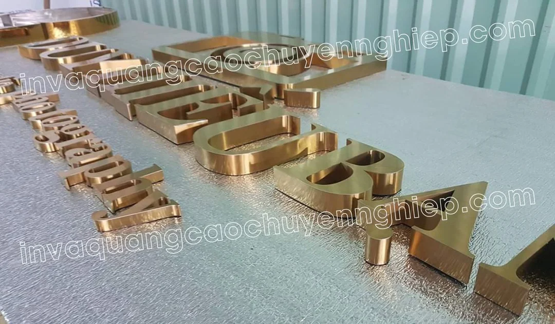 chữ nổi đồng gắn trên bảng hiệu công ty sang trọng