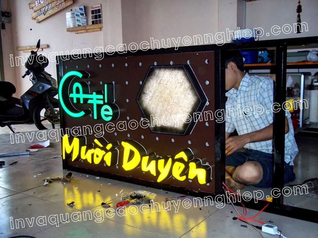 chữ nổi led mặt mica chân alu cho bảng hiệu cửa hàng