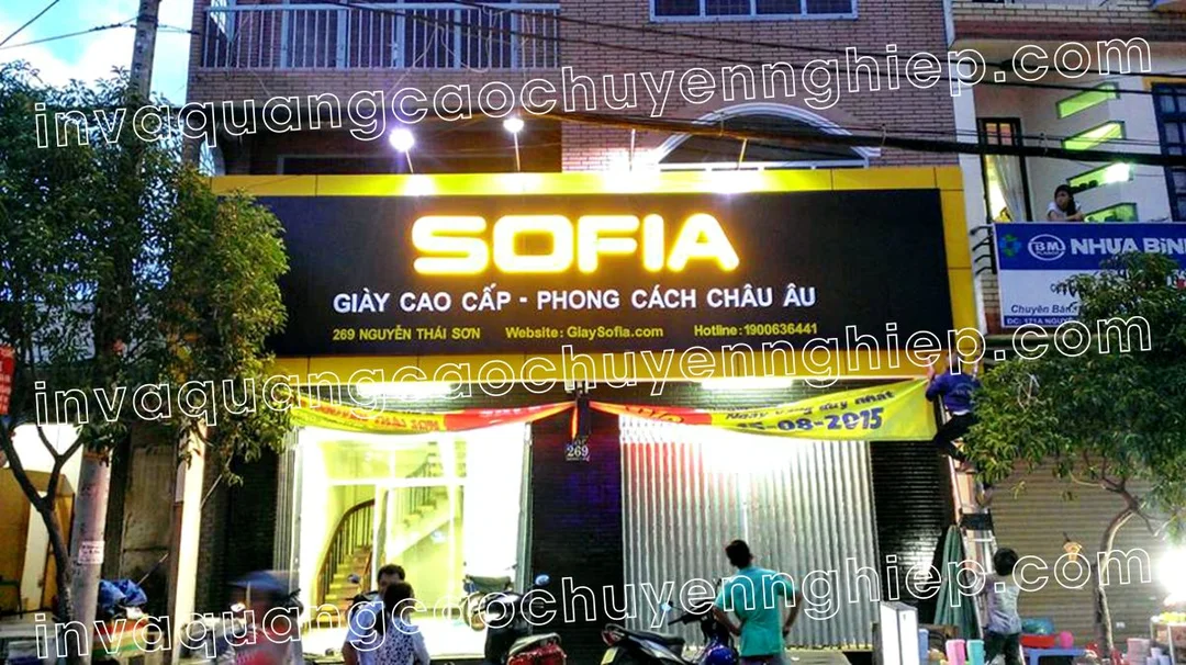 chữ nổi led mặt mica chân alu cho showroom