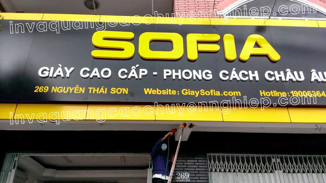 chữ nổi led mica phát sáng trên nền bảng quảng cáo