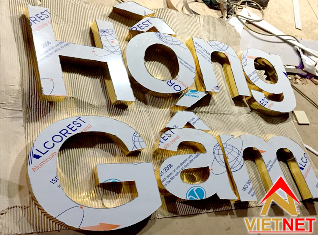 giá chữ nổi alu màu hồng gấm cho bảng hiệu mặt tiền