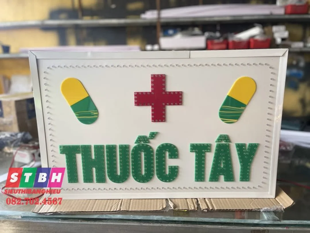 hộp đèn mica đẹp cho nhà thuốc sáng đều hai mặt
