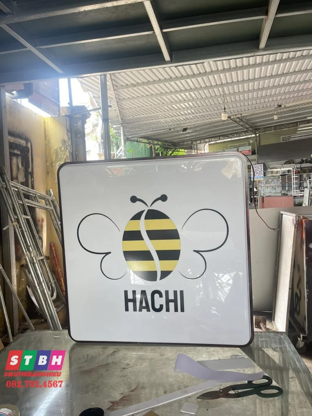 hộp đèn mica đẹp dạng vuông cho shop và spa