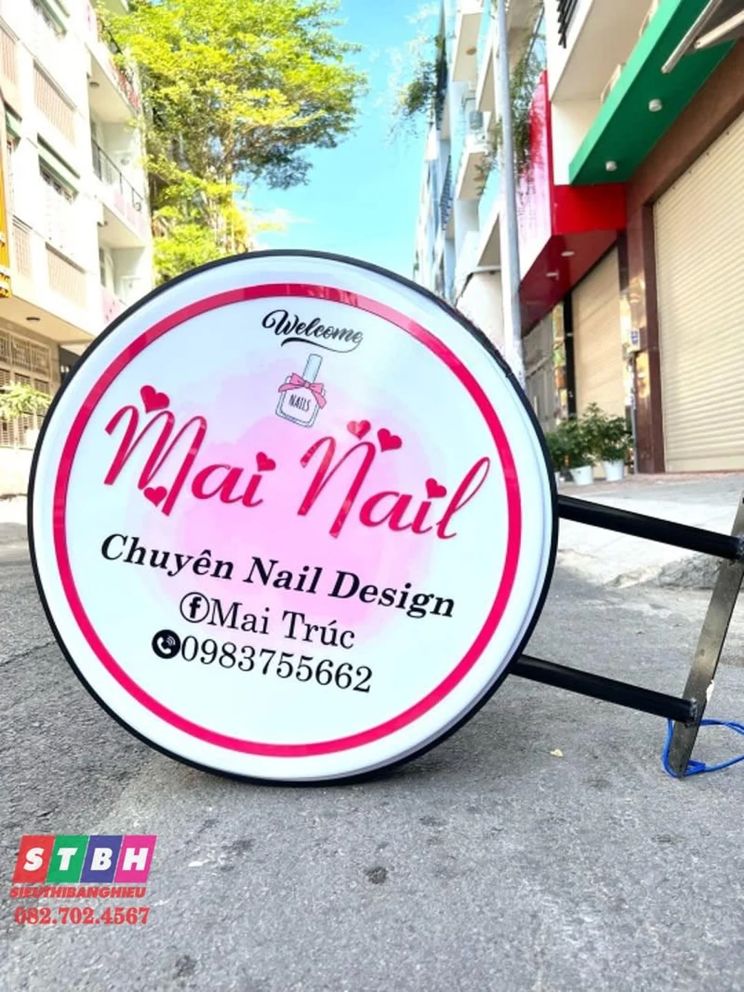 hộp đèn mica đẹp hút nổi cho tiệm nail và spa