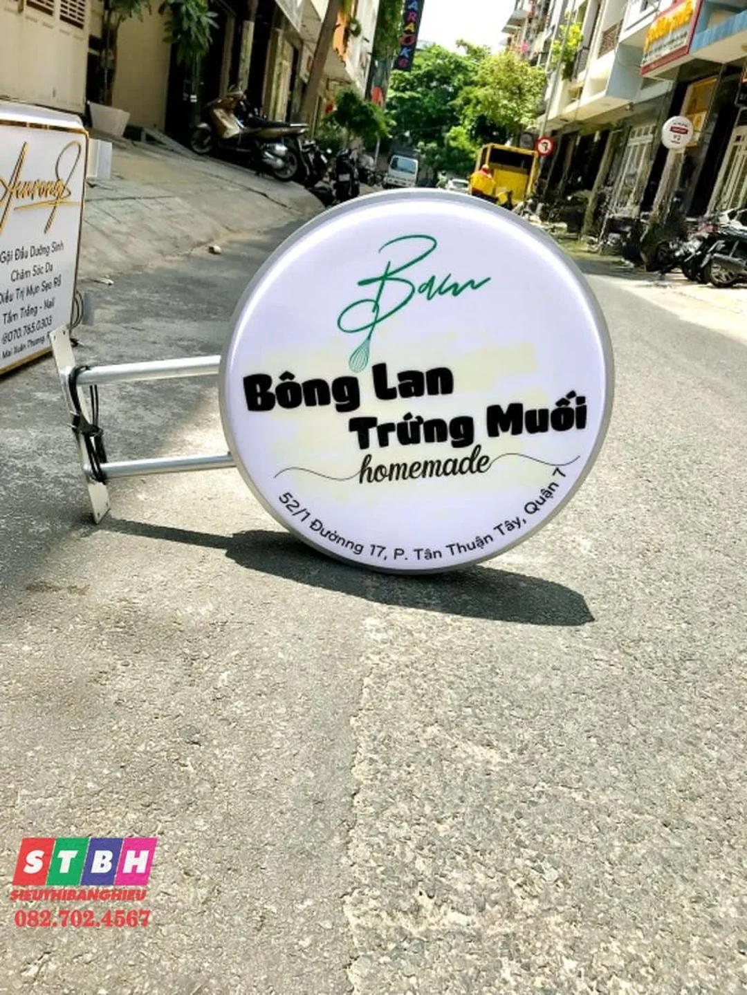 hộp đèn mica đẹp hút nổi dùng làm biển vẫy cửa hàng