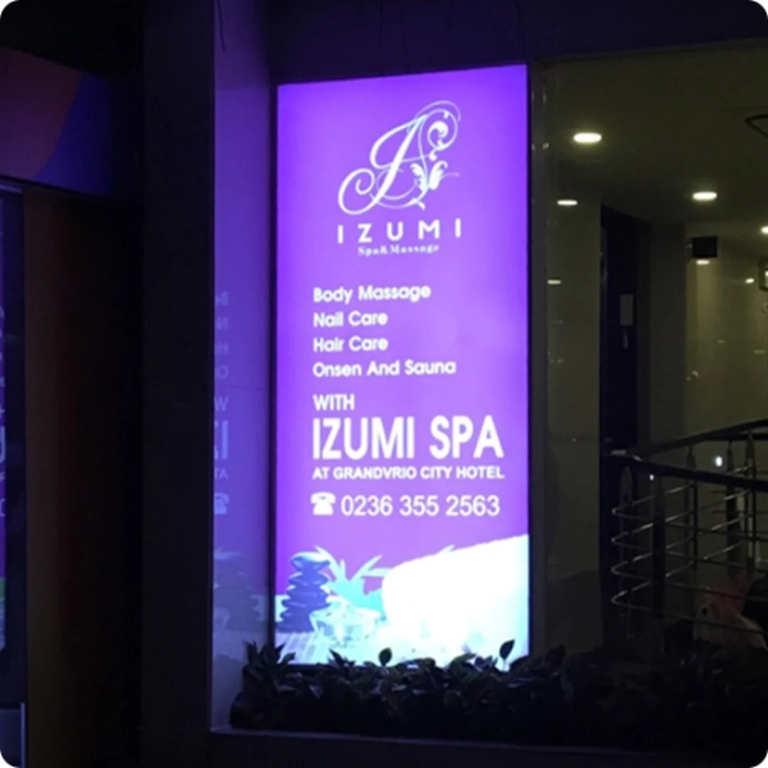hộp đèn quảng cáo spa treo vẫy hai mặt cho tiệm nhỏ