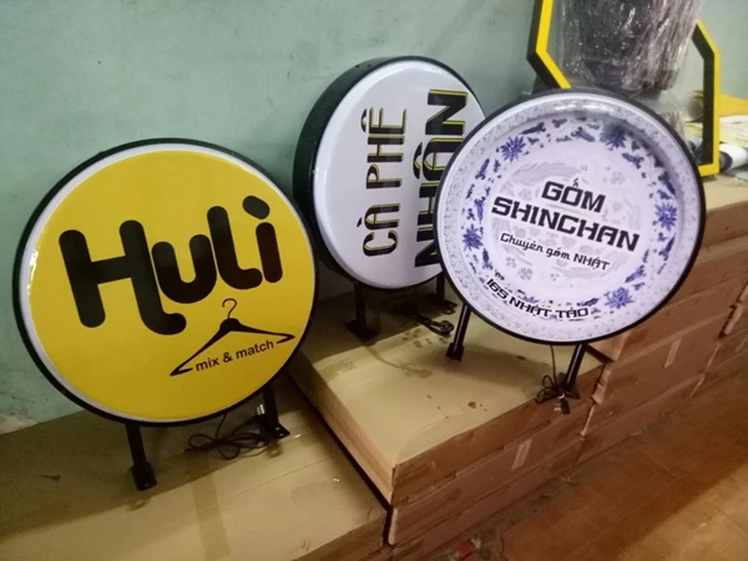 làm hộp đèn mica cần chốt cấu hình và báo giá trước khi thi công