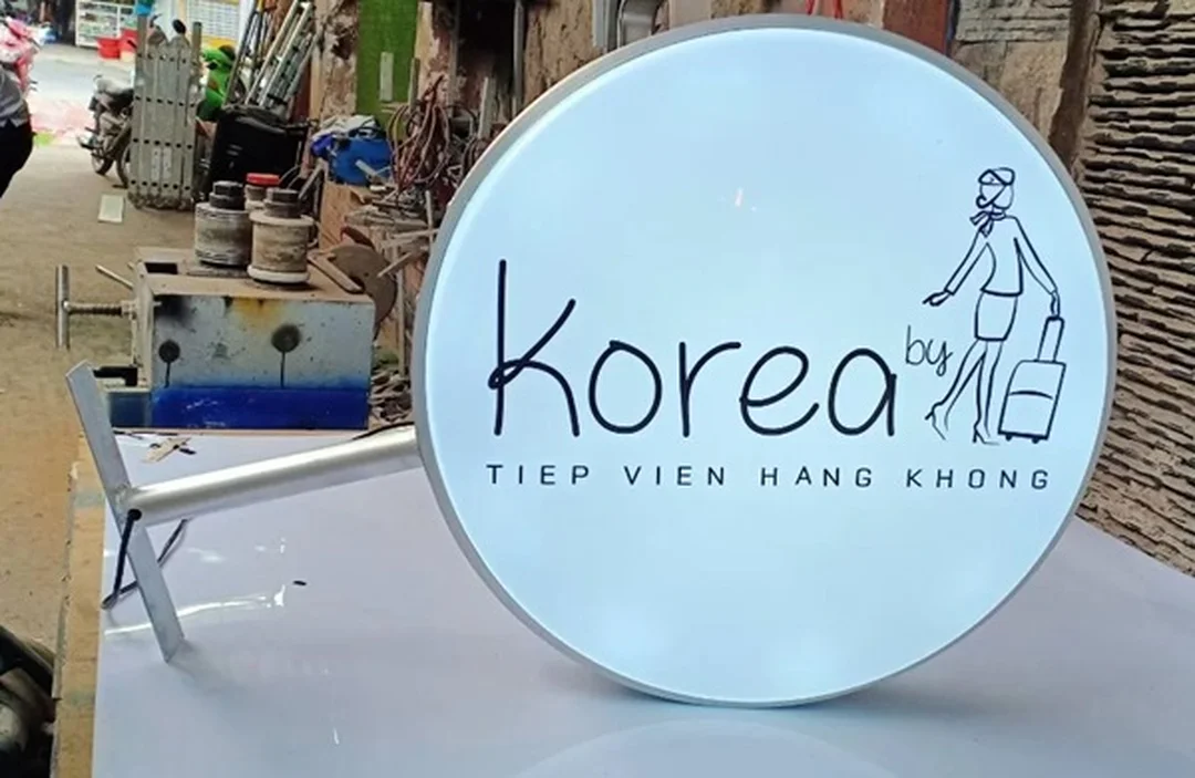 làm hộp đèn mica cần kiểm tra chân treo nguồn led và độ sáng trước bàn giao