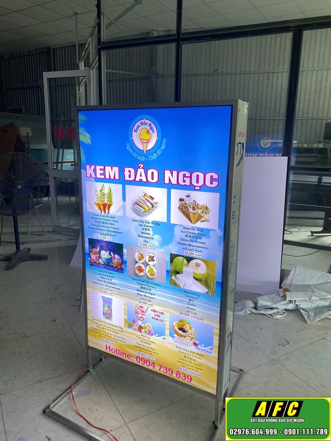 làm hộp đèn quảng cáo đứng hai mặt cho cửa hàng