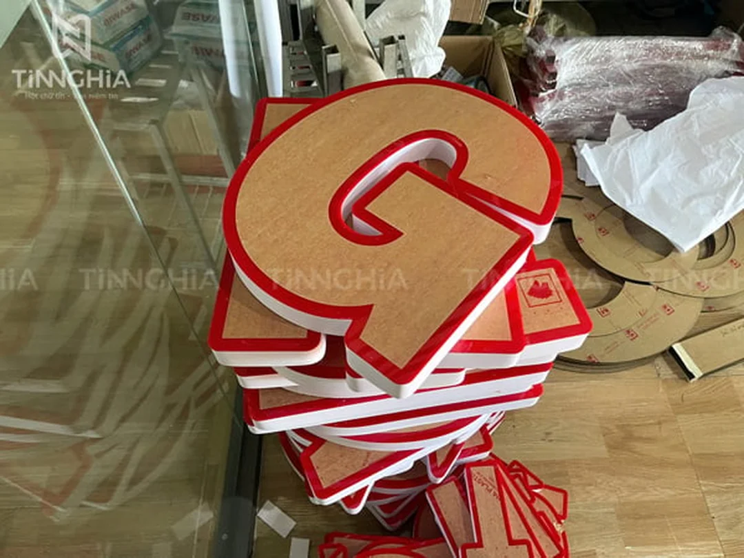 mặt dựng alu gắn chữ nổi quảng cáo cho showroom
