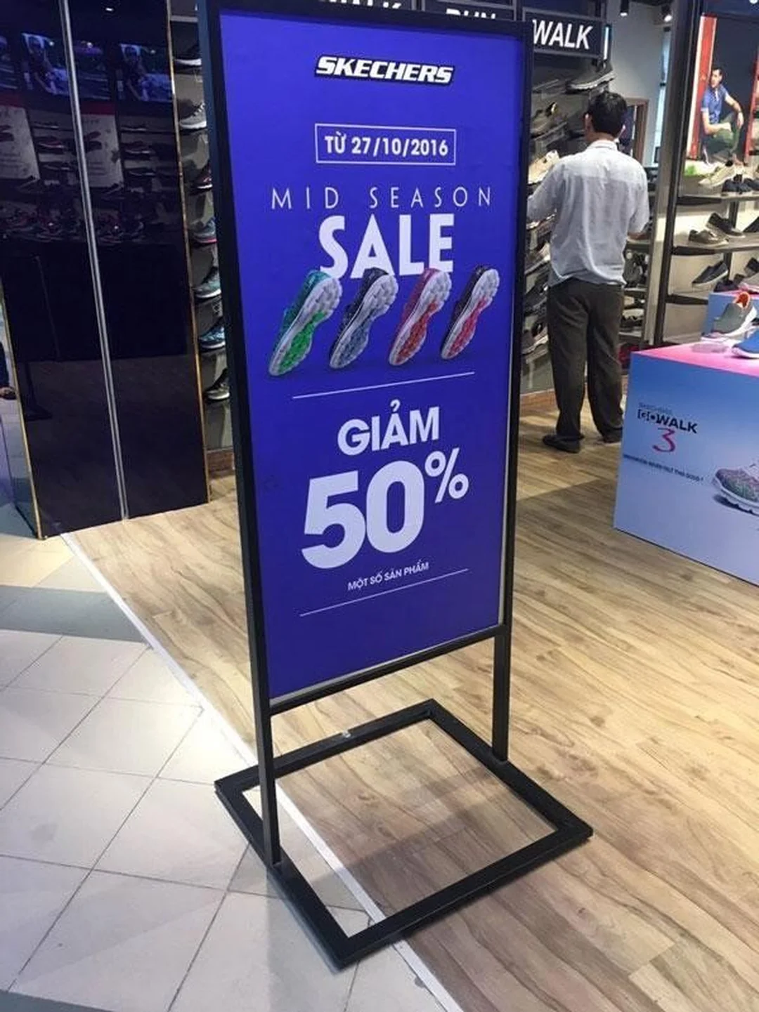 Bảng hiệu hộp đèn đứng cho chương trình giảm giá mẫu bảng hiệu hộp đèn đứng giảm giá trong cửa hàng quần áo