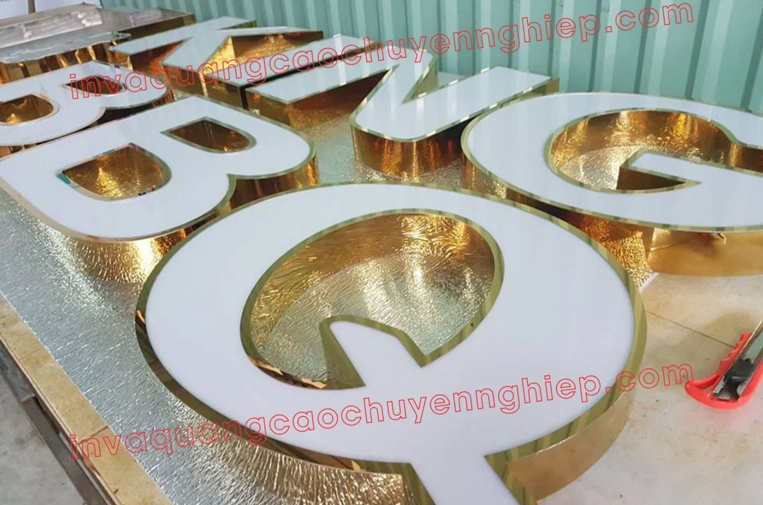 mẫu chữ nổi inox mica gắn LED âm sáng đều trên bảng hiệu