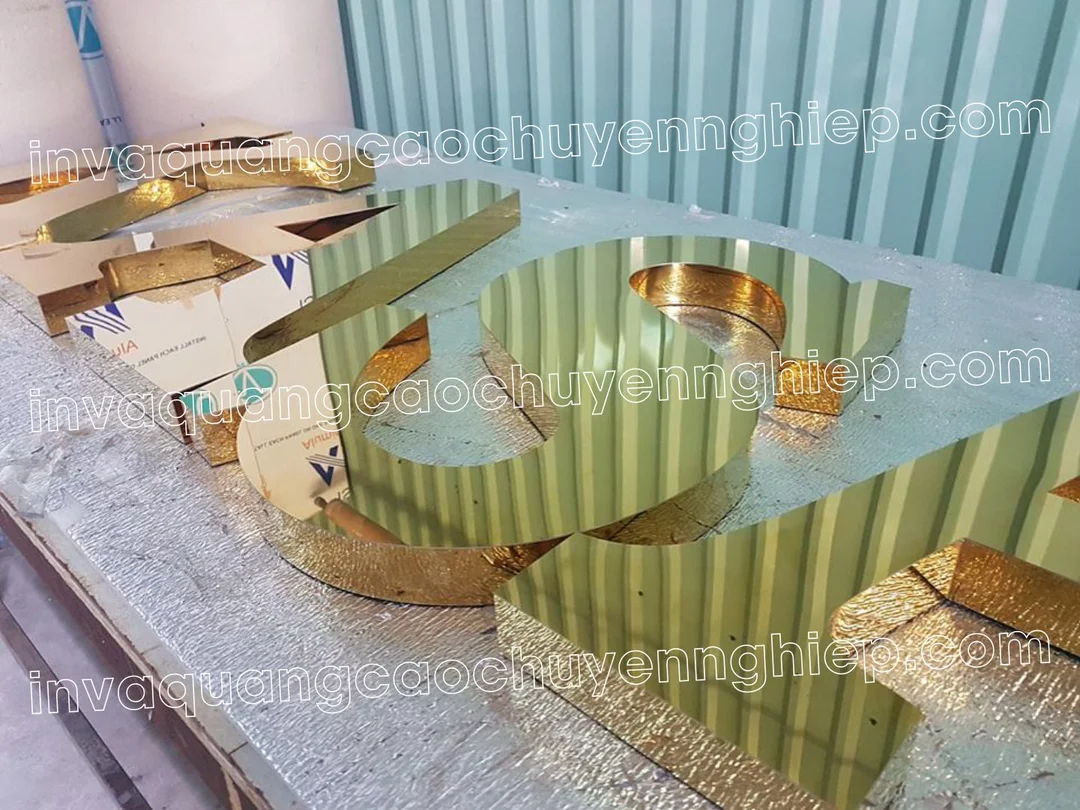 Mẫu chữ nổi inox trắng gương lắp trên nền bảng hiệu