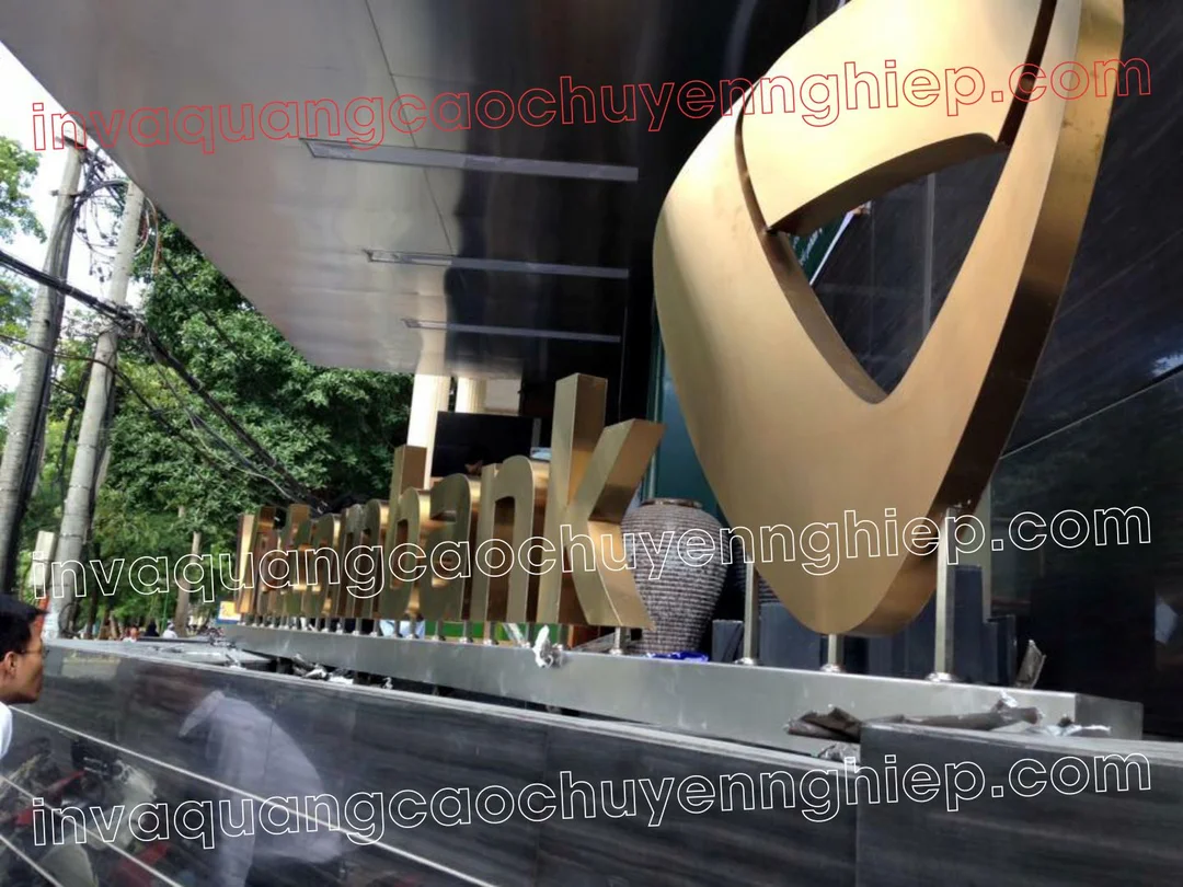 Mẫu chữ nổi inox vàng gắn mặt tiền ngoài trời