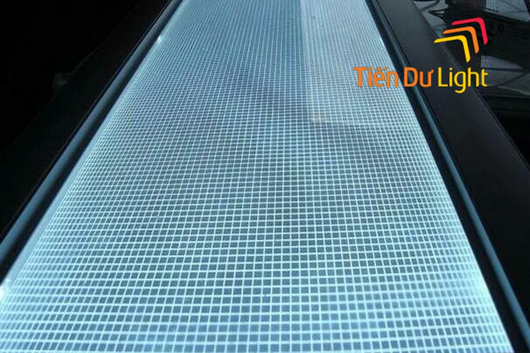 tấm dẫn sáng gắn trong hộp đèn siêu mỏng
