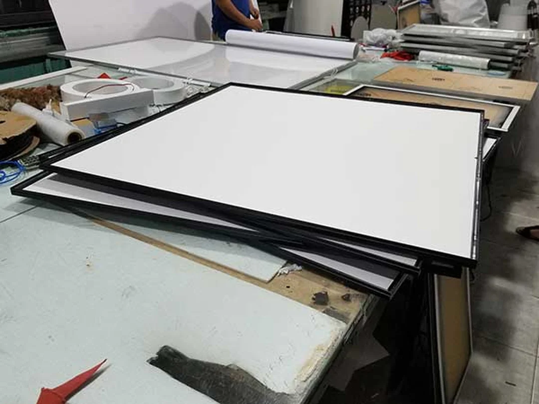 tấm phản quang trong hộp đèn siêu mỏng