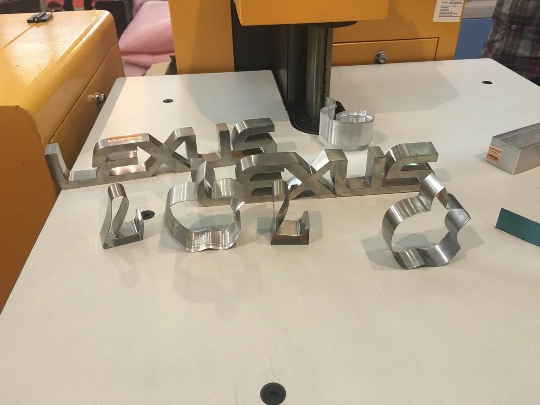 Uốn chân bảng hiệu chữ nổi inox theo thiết kế uốn chân bảng hiệu chữ nổi inox theo biên dạng thiết kế