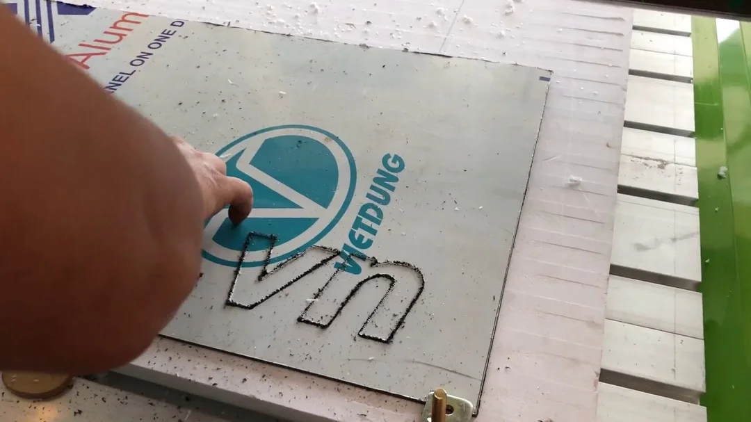 Video cắt chữ nổi alu trên tấm nhôm Alu bằng máy CNC
